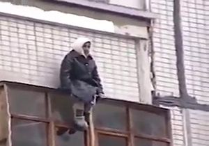 دپویی/ آویزان شدن پیرزن بازیگوش از بالکن + فیلمانتخاب پرتگاه به عنوان محل نشستن توسط پیرزن بازیگوش + فیلم