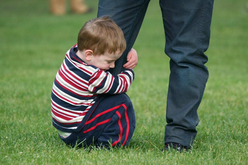 با وابستگی کودک خود چه کنیم؟