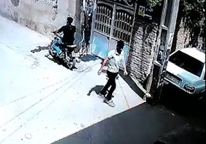 اقدام به سرقت از پراید توسط سارقان موتورسوار + فیلم