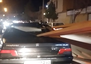 بی‌احتیاطی راننده نیسان در بارگیری آهن آلات حادثه آفرید + فیلم