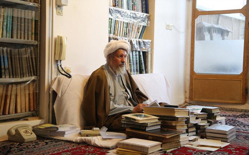 پخش مستندی از سبک زندگی آیت الله مومن در شبکه قرآن