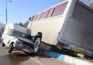 مصدوم شدن ۱۰ نفر بر اثر برخورد مینی بوس و وانت در اهواز