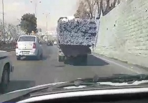 حمل غیر مجاز بار با کامیون در بزرگراه چمران + فیلم