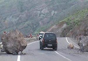 محور سرچم باز است
