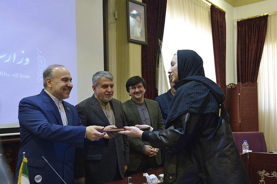 لیلا رجبی اولین نشان طلای دوومیدانی زنان ایران را به موزه ورزش اهدا کرد