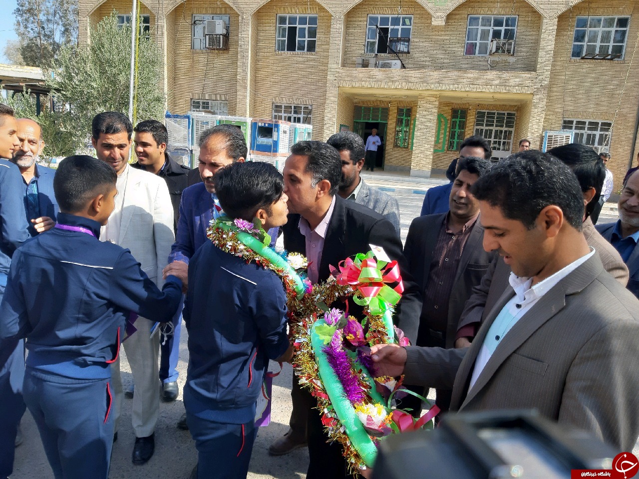 استقبال از دانش آموزان ریگانی قهرمان دوی صحرانوردی استان کرمان + تصاویر