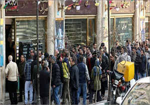 صفوف طولانی خرید ارز در خیابان فردوسی / سفر&zwnj;های نوروزی عاملی برای گرانی دلار است