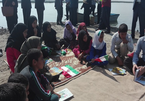 کتابخانه سیار شناور بر دامان تالاب شادگان راه اندازی شد