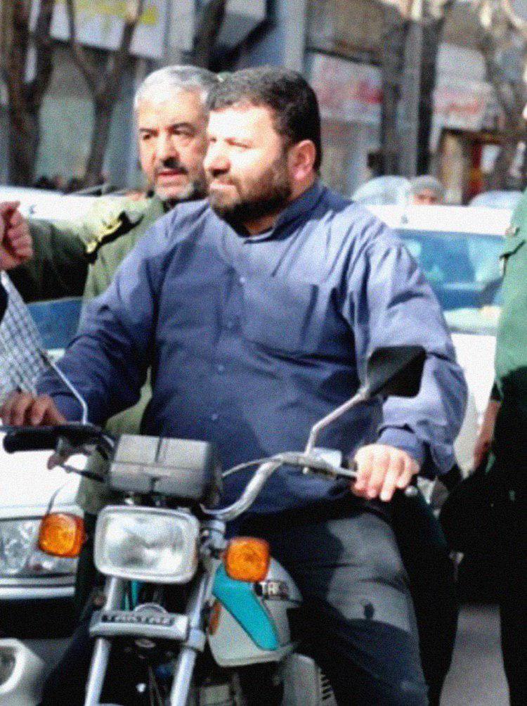 فرمانده سپاه با موتور سیکلت در مراسم تشییع شهدا حاضر شد +عکس