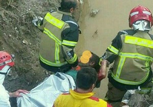 گرفتار شدن فردی در کانال فاضلاب شهری در قزوین