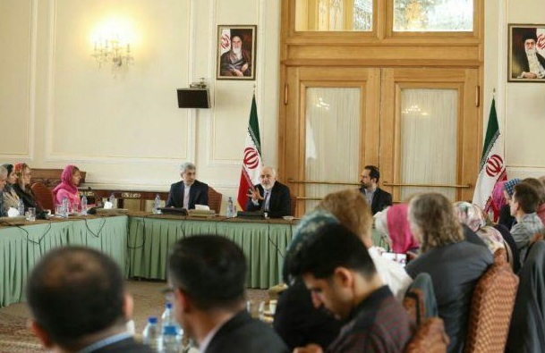 دیدار جمعی از فعالان صلح طلب و ضد جنگ با ظریف