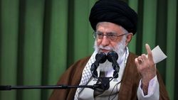 رهبر انقلاب: مناطق نفوذ دشمن را شناسایی کنید + فیلم
