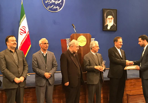 تجلیل از دانشجوی نمونه دانشگاه علوم پزشکی شهرکرد