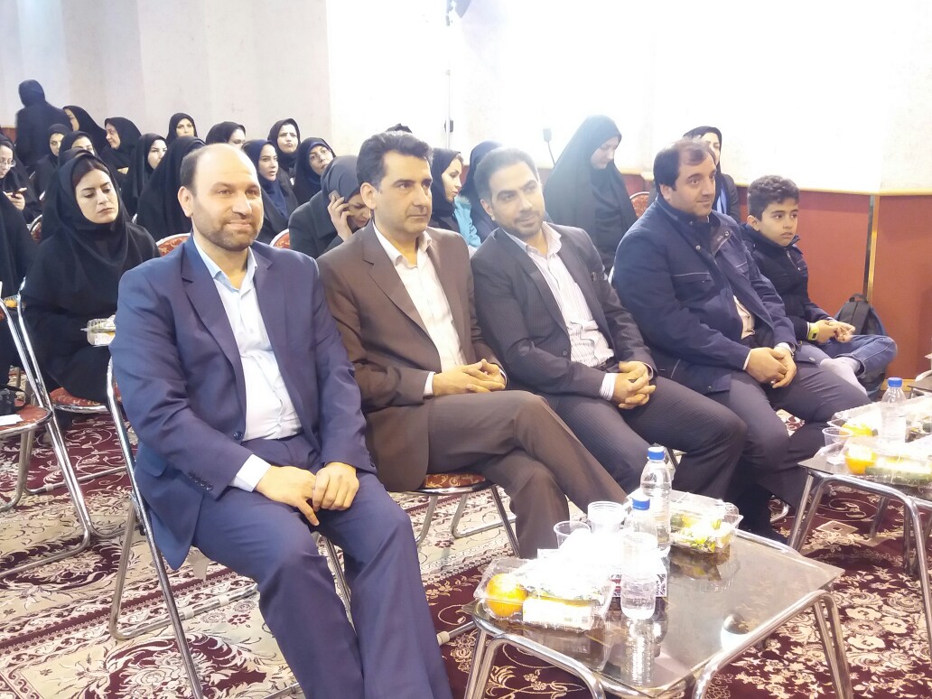 زن موفق زنی است که در کنار خانواده به عنوان هویت اجتماعی فعالیت داشته باشد