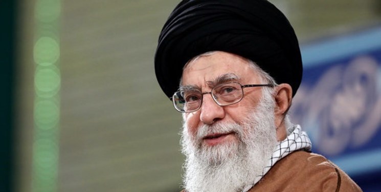 تصاویری از رهبر انقلاب در ابتدای دیدار امروز با مداحان اهل بیت(ع)