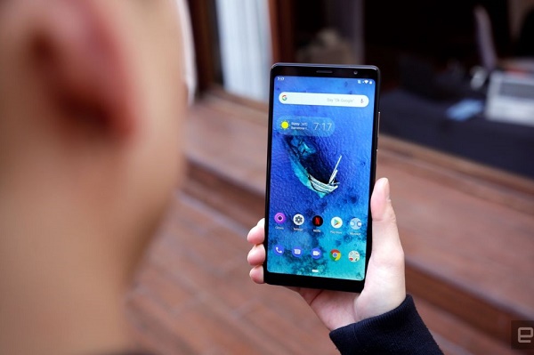 نمایشگاه MWC 2019 | لنوو از تلفن هوشمند جدید خود رونمایی کرد +تصاویر
