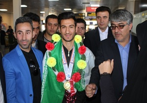 محمد جهانگیری در فرودگاه اردبیل مورد استقبال قرار گرفت