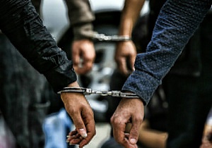 دستگیری ۳ سارق باطری خودرو با شلیک ۷ تیر توسط پلیس + عکس