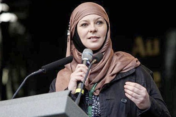 دشمنان درجه ۱ اسلام که مقابل این دین آسمانی زانو زدند! + تصاویر دشمنان درجه ۱ اسلام که مقابل این دین آسمانی زانو زدند! + تصاویر