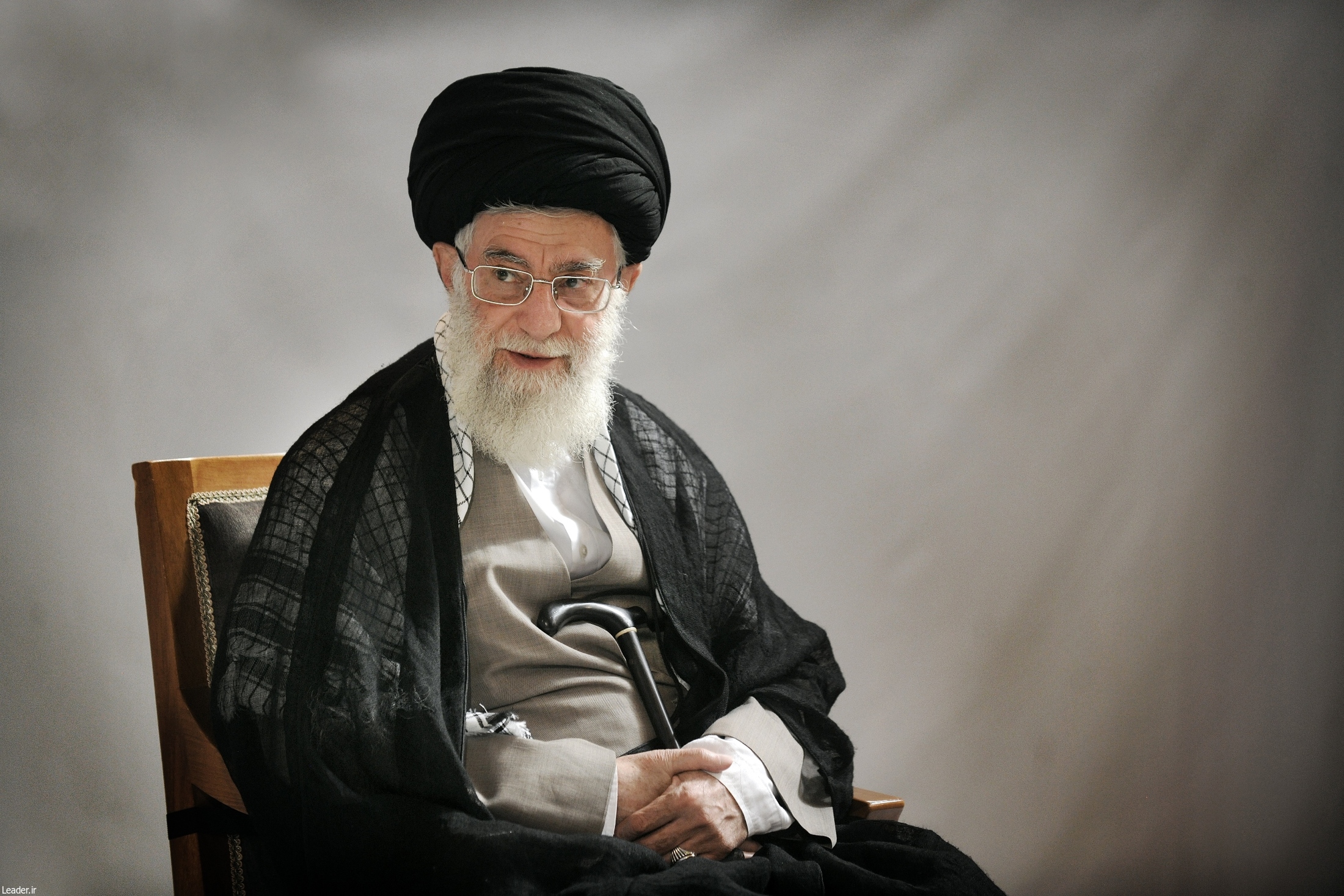 دست نوشته&zwnj;ای که آیت&zwnj;الله خامنه&zwnj;ای برای تجلیل بانوی فداکار مشهدی نوشت +عکس