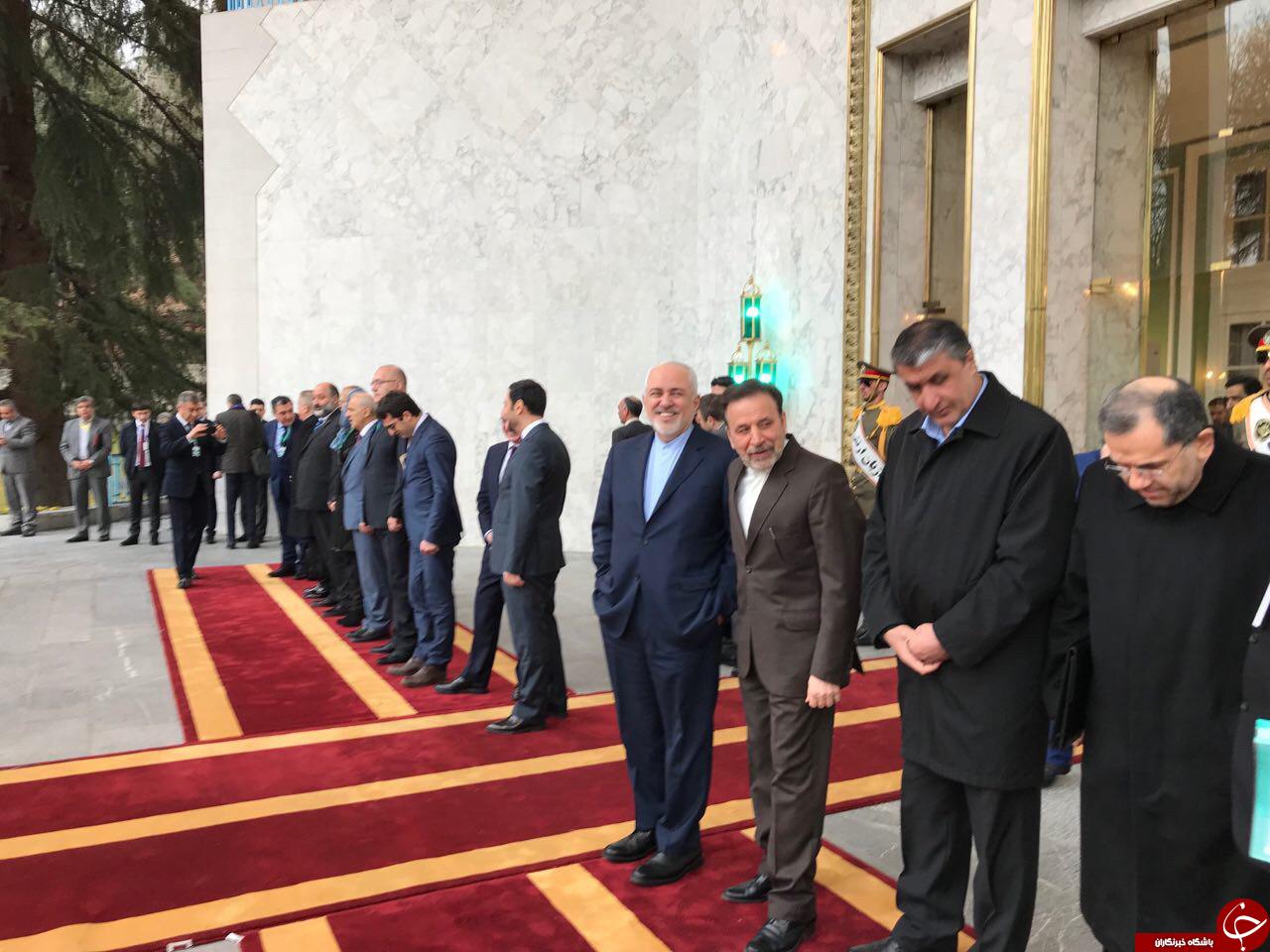 نخستين حضور ظريف در مراسمي رسمي پس از رد استعفا ؛ در كنار روحانی
