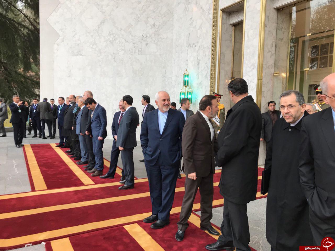نخستين حضور ظريف در مراسمي رسمي پس از رد استعفا ؛ در كنار روحانی