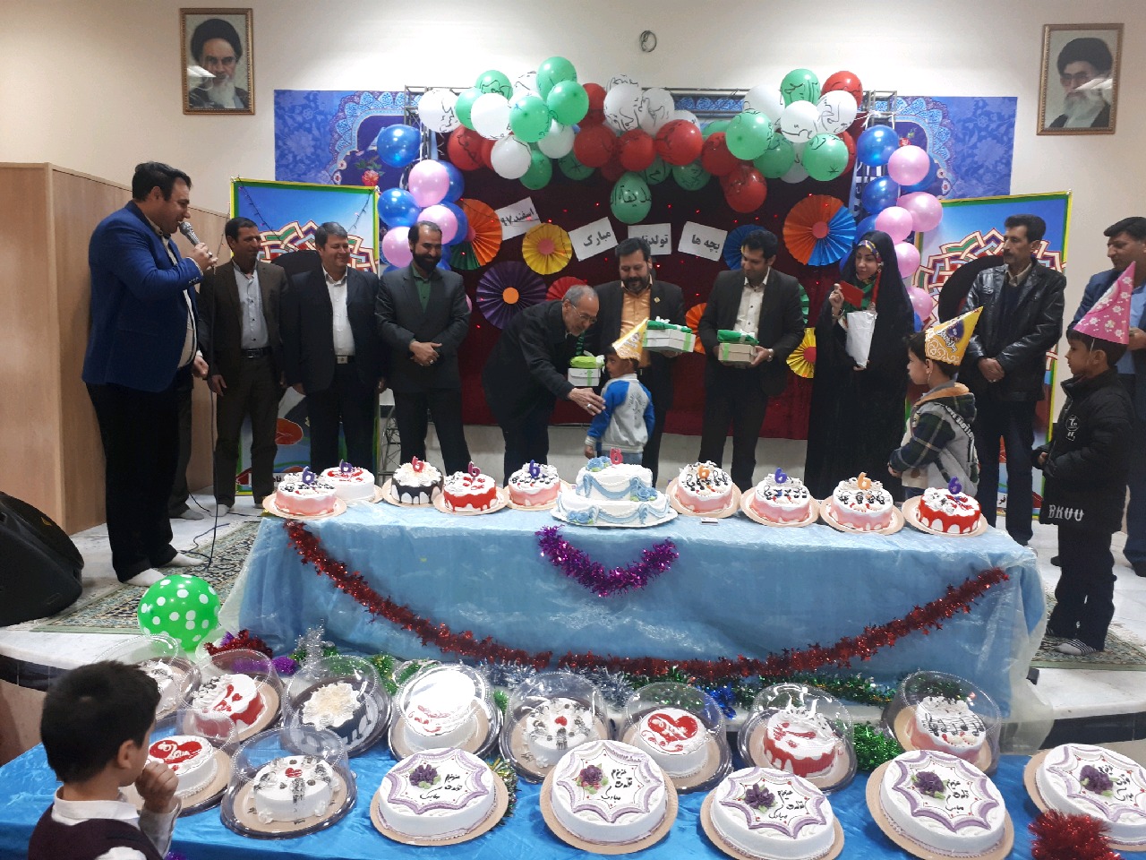 نیکوکاران برای کودکان بی سرپرست جشن تولد برگزار کردند