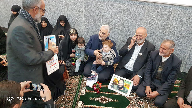 تصاویر جدید از دیدار اخیر سردار سلیمانی با خانواده شهدای مدافع حرم استان مازندران