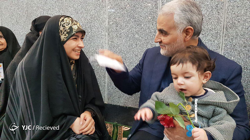 تصاویر جدید از دیدار اخیر سردار سلیمانی با خانواده شهدای مدافع حرم استان مازندران