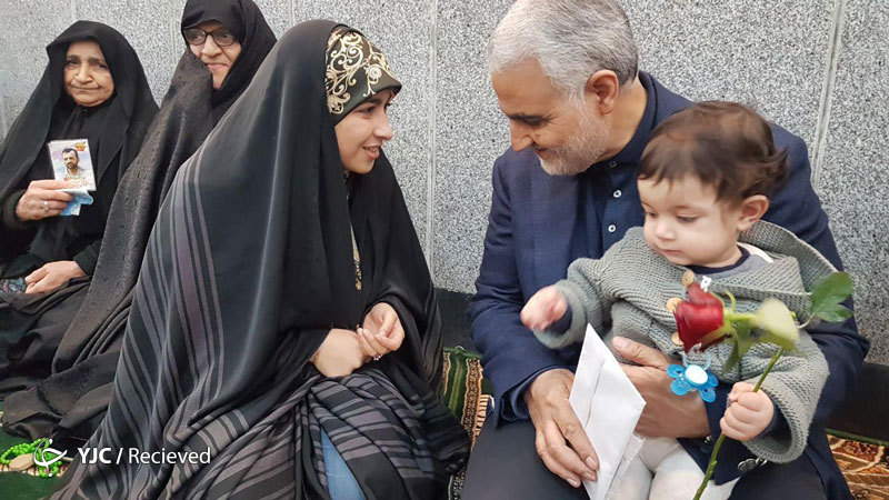 تصاویر جدید از دیدار اخیر سردار سلیمانی با خانواده شهدای مدافع حرم استان مازندران