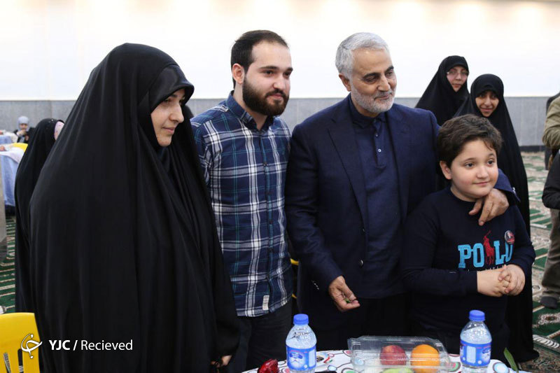 تصاویر جدید از دیدار اخیر سردار سلیمانی با خانواده شهدای مدافع حرم استان مازندران