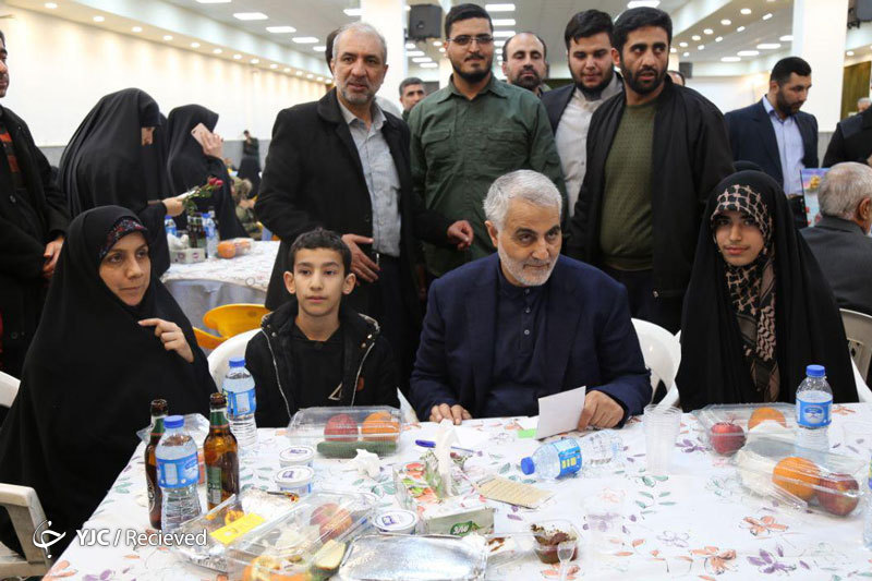 تصاویر جدید از دیدار اخیر سردار سلیمانی با خانواده شهدای مدافع حرم استان مازندران