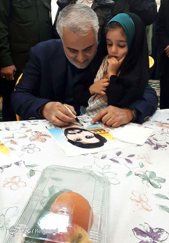 تصاویر جدید از دیدار اخیر سردار سلیمانی با خانواده شهدای مدافع حرم استان مازندران