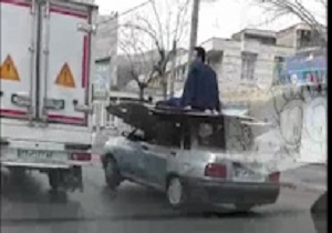 اقدام عجیب و خطرناک راننده پراید در حمل بار! + فیلم