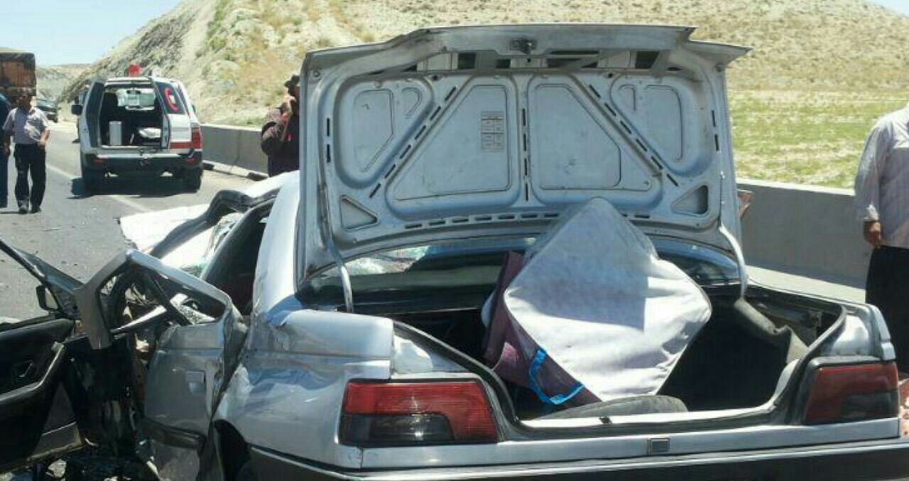مرگ راننده پژو در پی برخورد باکامیون