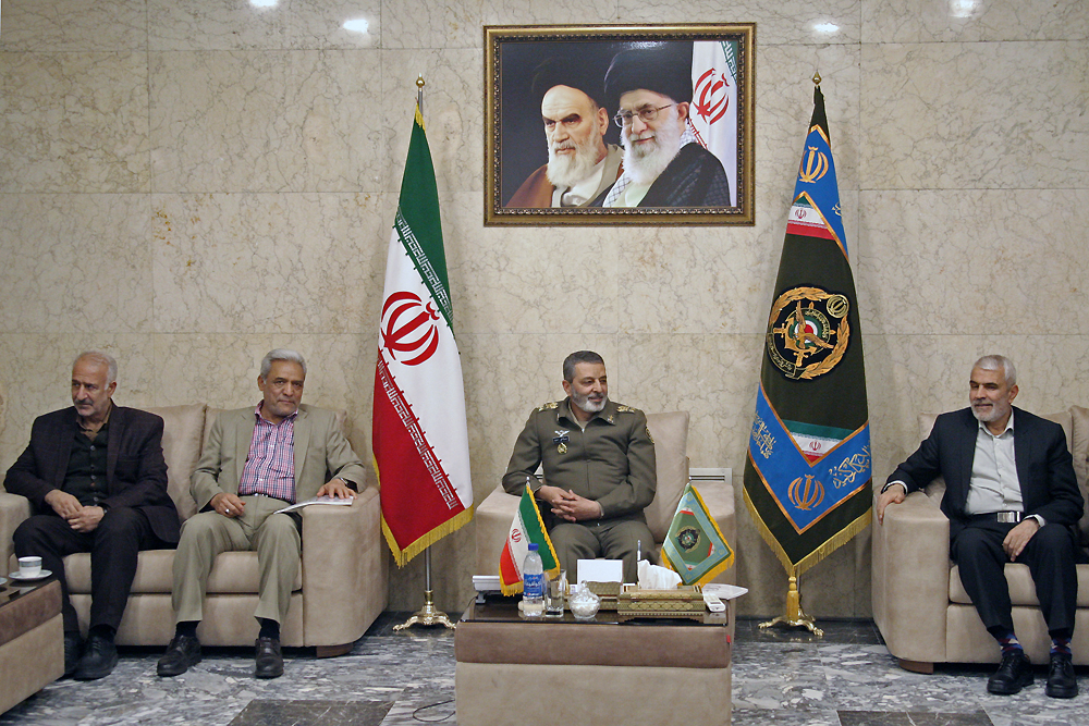 امیر سرلشکر موسوی با جمعی از بازنشستگان ارتش دیدار کرد امیر سرلشکر موسوی با جمعی از بازنشستگان ارتش دیدار کرد