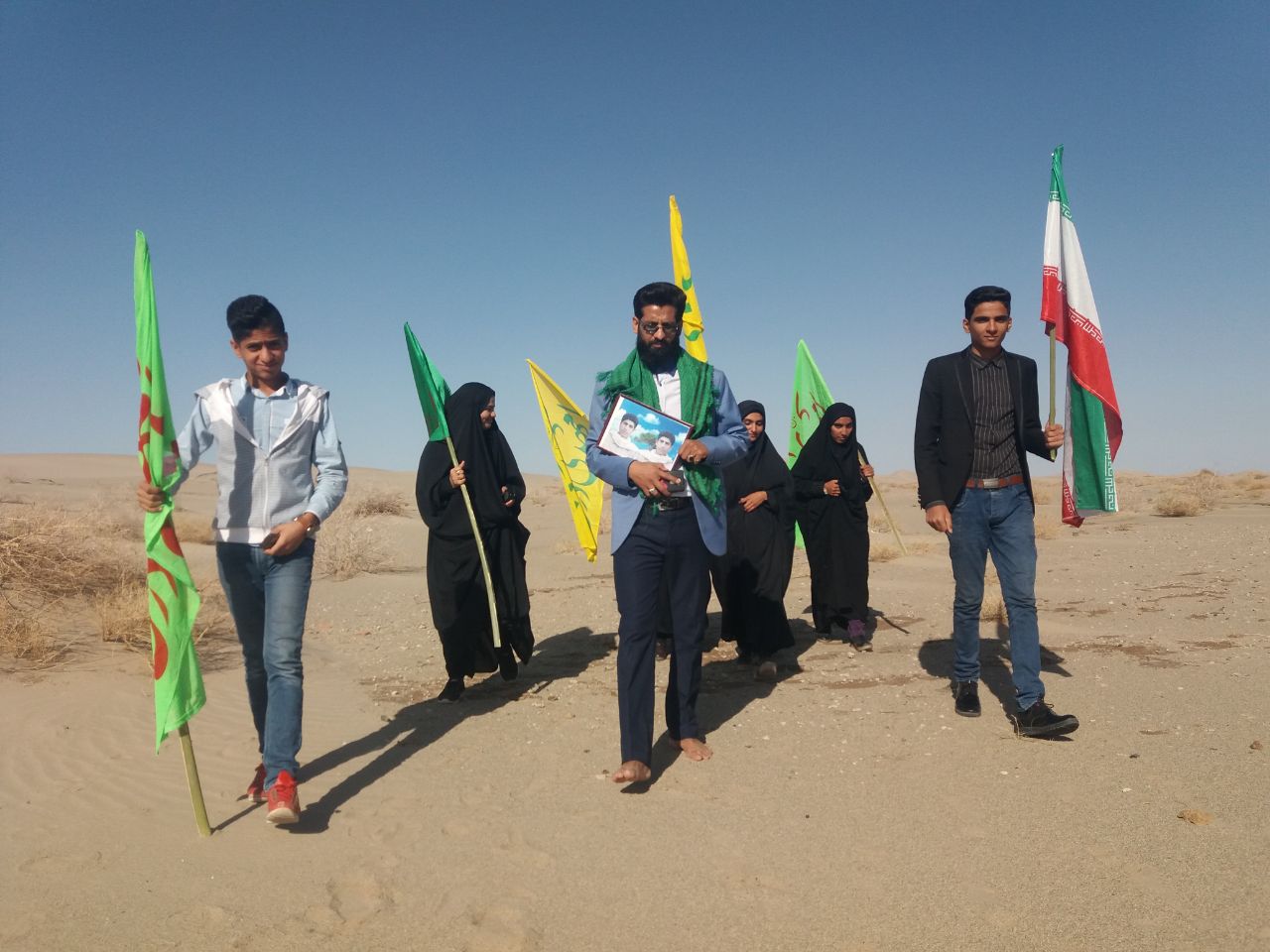 پیاده روی دانش آموزان تا مزار شهیدی نوجوان