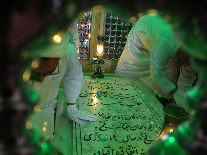 بقعه متبرکه امامزاده سید طاهر حسینی بردسکن غبارروبی شد