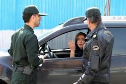 توهین وقیحانه خانم کشف حجاب کرده و تحمل تحسین برانگیز پلیس +فیلم