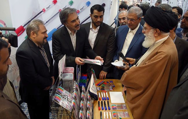 بازدید دو و نیم ساعته رهبر انقلاب اسلامی از نمایشگاه کالای ایرانی