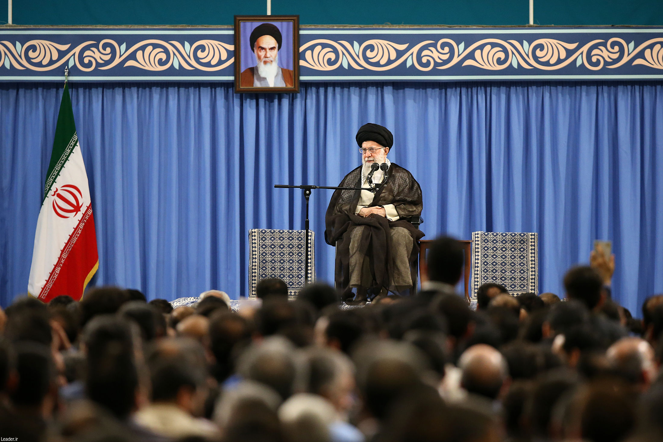 باید دست هنرمند کارگر ایرانی را بوسید