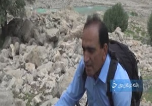 معلمی که برای دانش آموختن به دانش آموزان، مسیری صعب‌العبور را طی می‌کند + فیلم