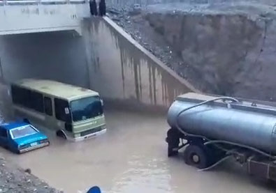 امدادرسانی خودرو&zwnj;های گرفتار شده در سیل زیرگذر ابوزیدآباد + فیلم