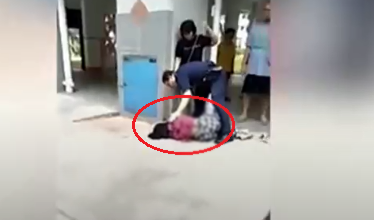 علت عجیبی که مانع از نجات زن در حال سقوط از طبقه سوم شد!+فیلم