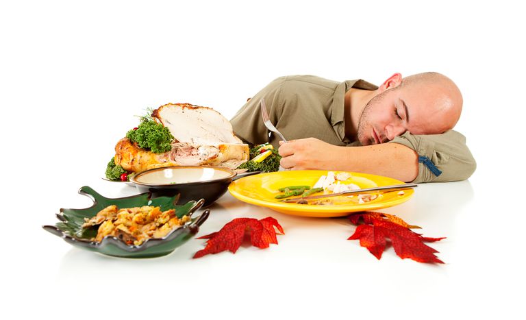 چرا بعد از غذا احساس خواب آلودگی می&zwnj;کنیم؟