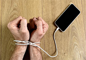 چگونه می&zwnj;تواند مانع از وابستگی شدید به تلفن همراه شد؟ + فیلم