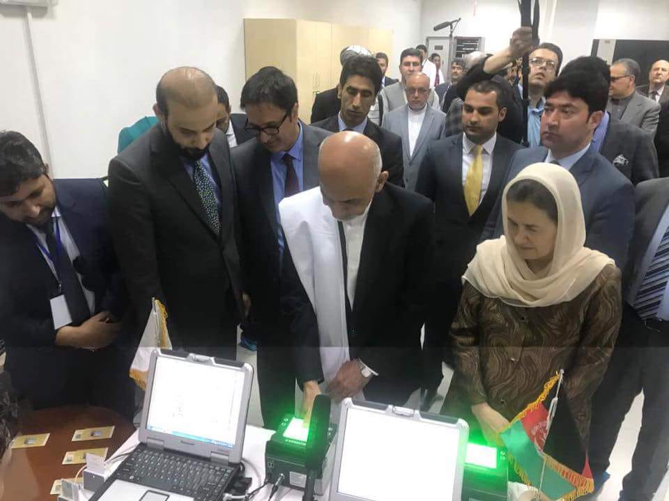 اشرف غنی نخستین &laquo;شناسنامه الکترونیک&raquo; را اخذ کرد