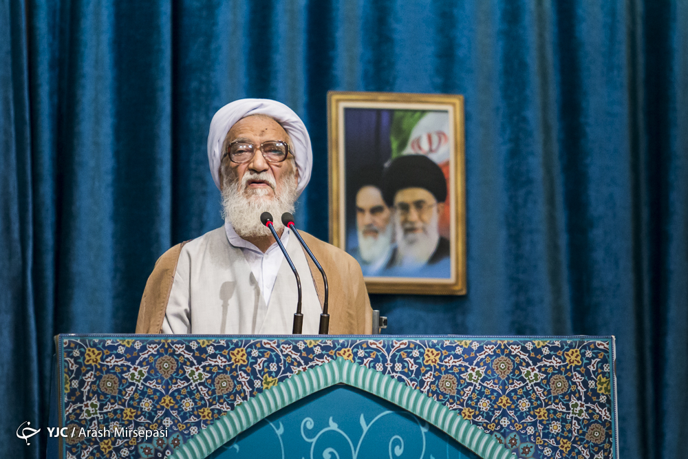 دشمنان بدانند با ایستادگی در مقابل جبهه حق سیلی محکم خواهند خورد/مسئولان راه را برای کارگران هموار کنند