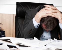 ۸ نشانه یک محیط کار سمی را بشناسید