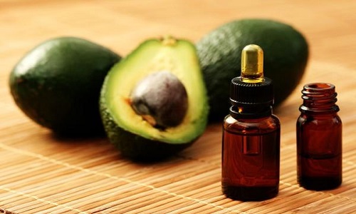 ۸ مزیت روغن آووکادو برای پوست